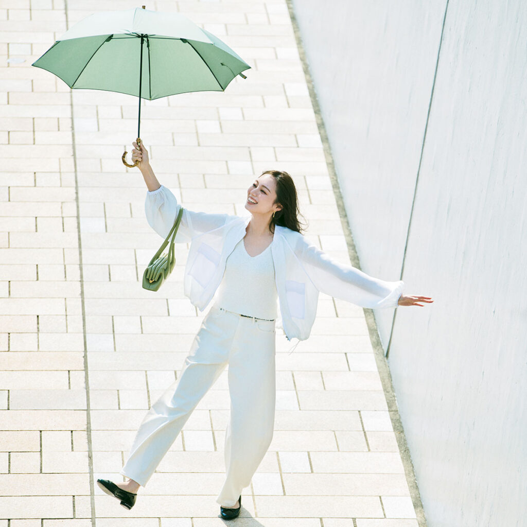 雨の日コーデ,雨の日の白コーデ,撥水デニムのコーデ,オールホワイトコーデ