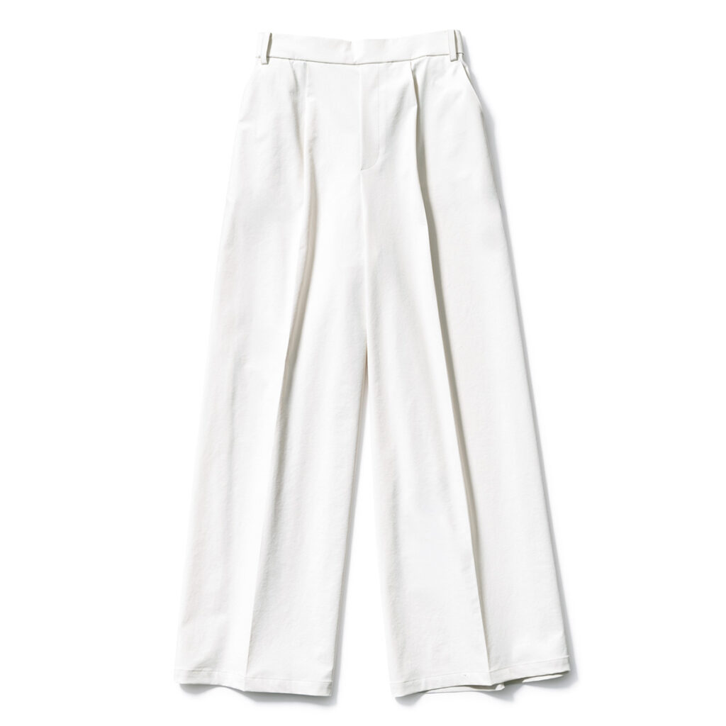 吸水速乾な白パンツ