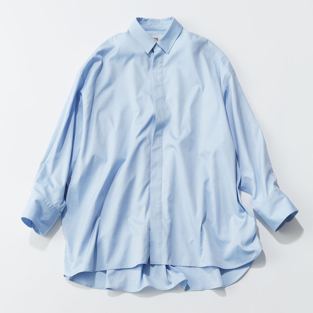 光沢感のあるキレイめブルーシャツ