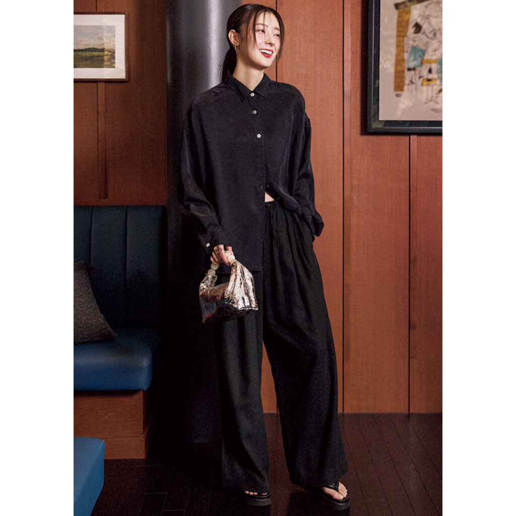 ゆるパンツとシャツのブラックコーデ