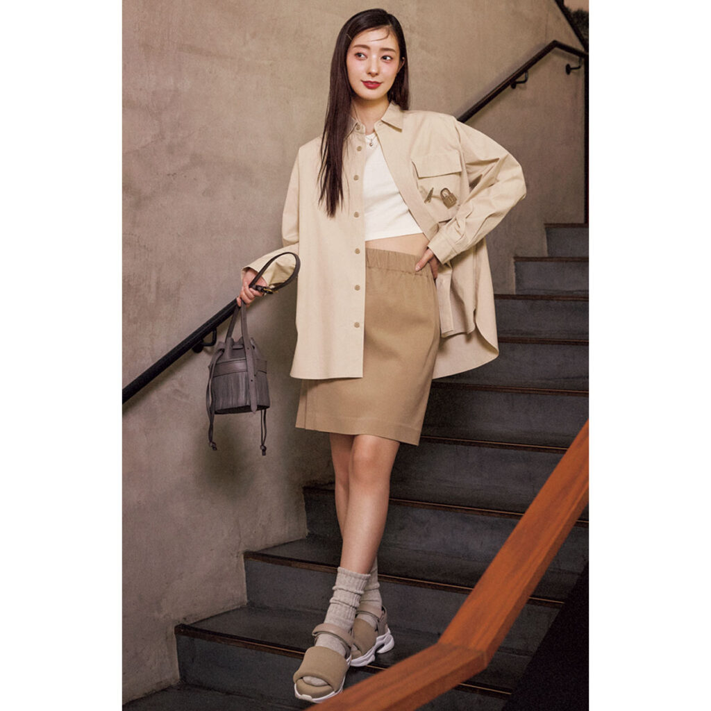 シャツ×ミニスカートのベージュワントーンコーデ