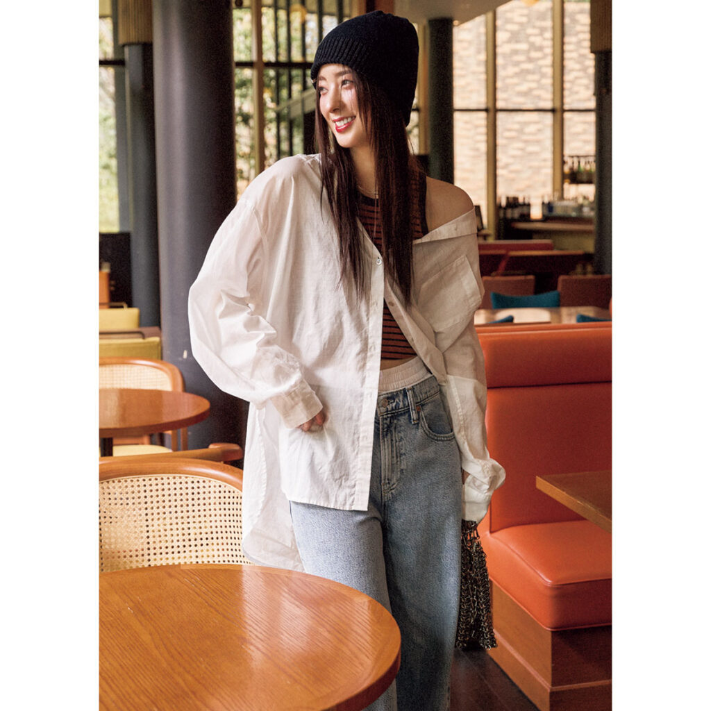 デニムとシャツのコーデ