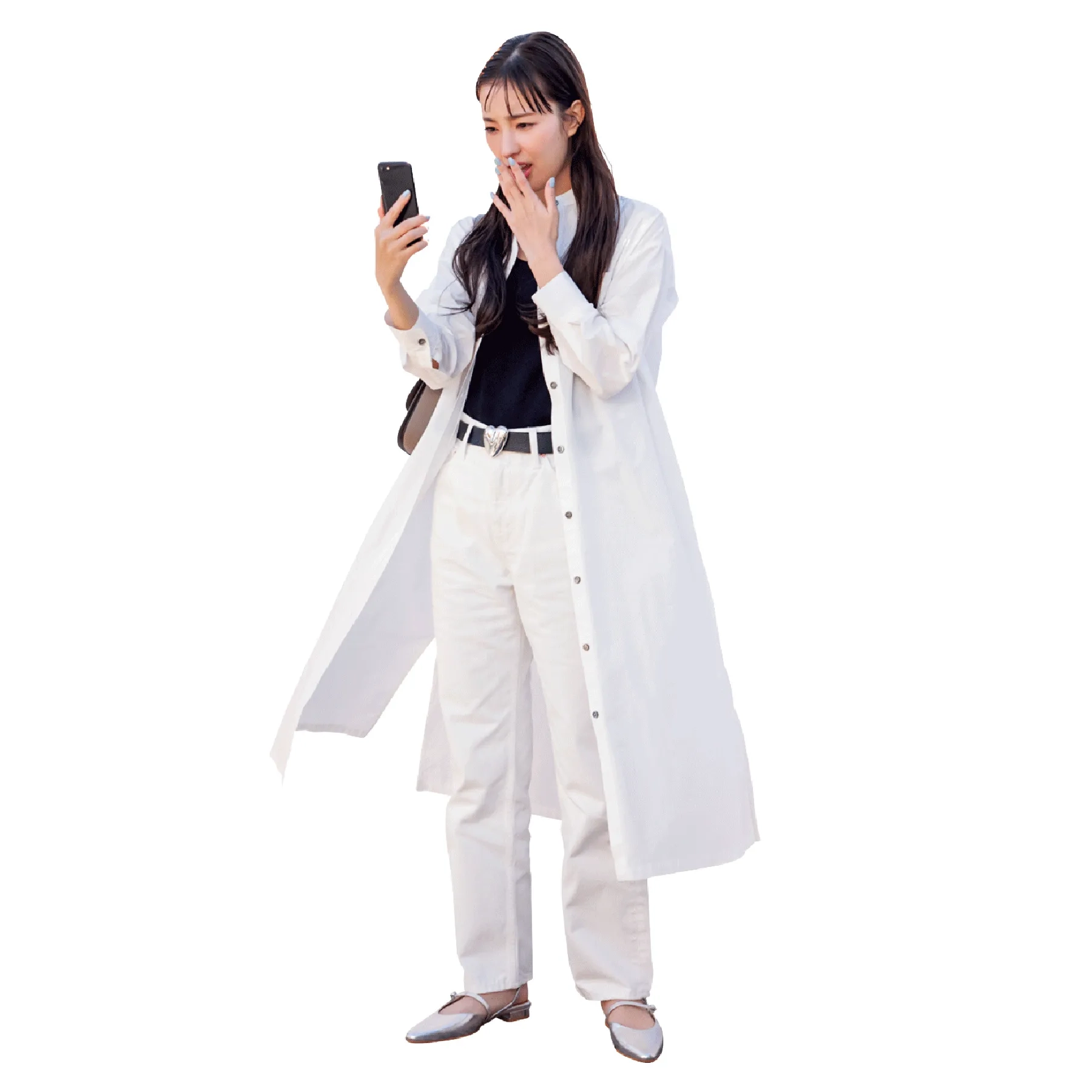 白のシャツワンピース、黒のトップス、白パンツを履いた女性