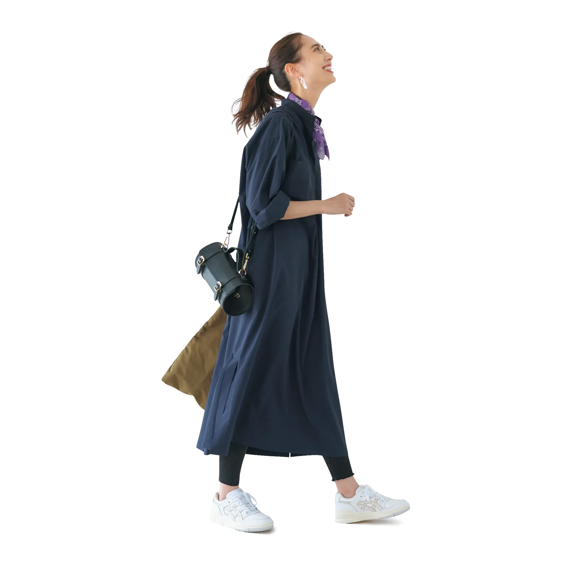 ネイビーのシャツワンピース、レギンス、白スニーカー、スカーフを合わせた女性