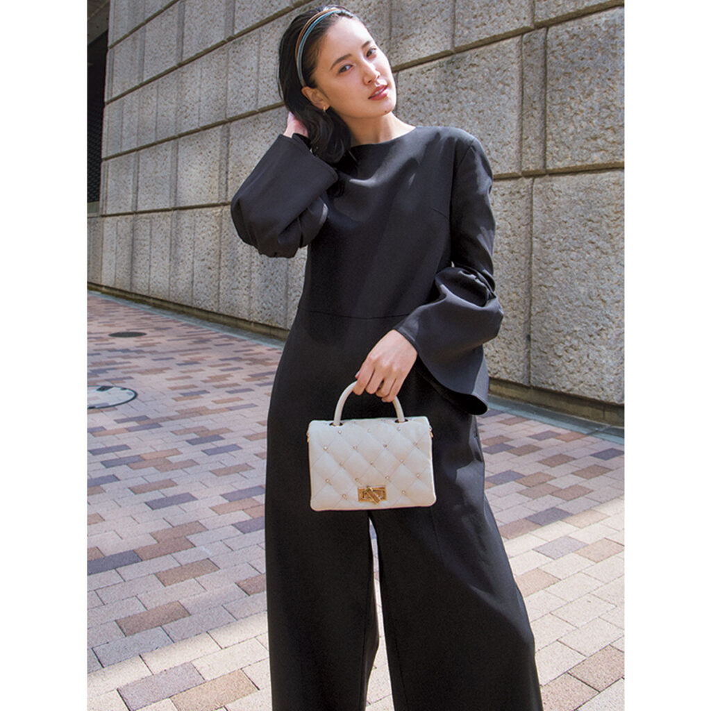 黒のジャンプスーツのお呼ばれコーデ