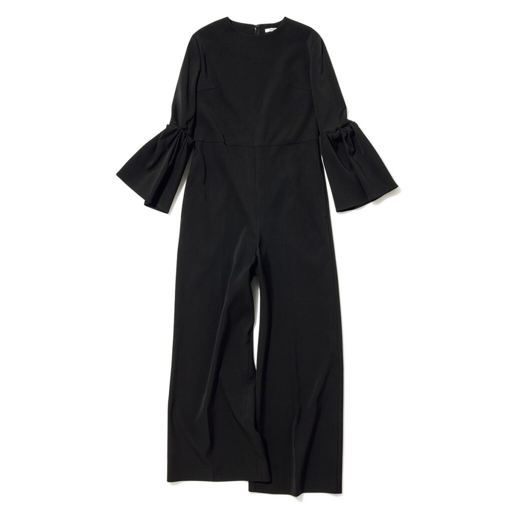黒のジャンプスーツのお呼ばれ服