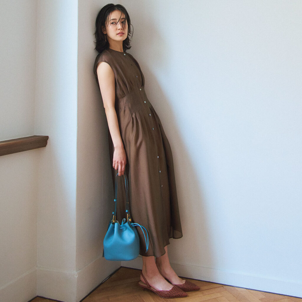 ブラウンのノースリワンピのコーデ