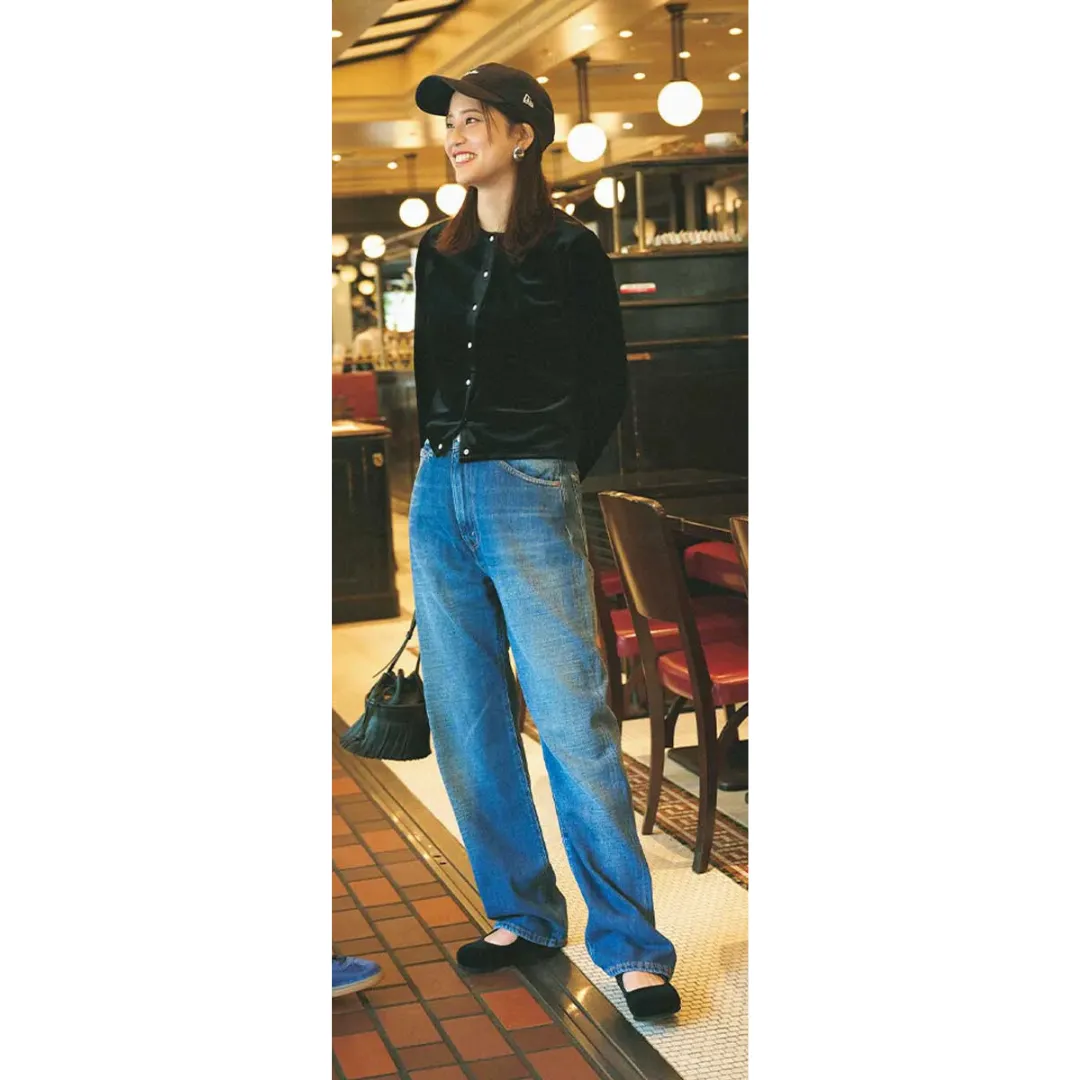 黒カーディガンにブルーのデニムパンツを合わせた秋のデニムコーデ