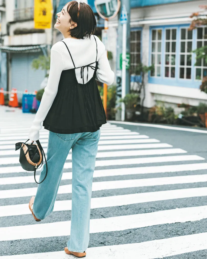 ボリュームキャミソールにジーンズを組合せた韓国風スタイル
