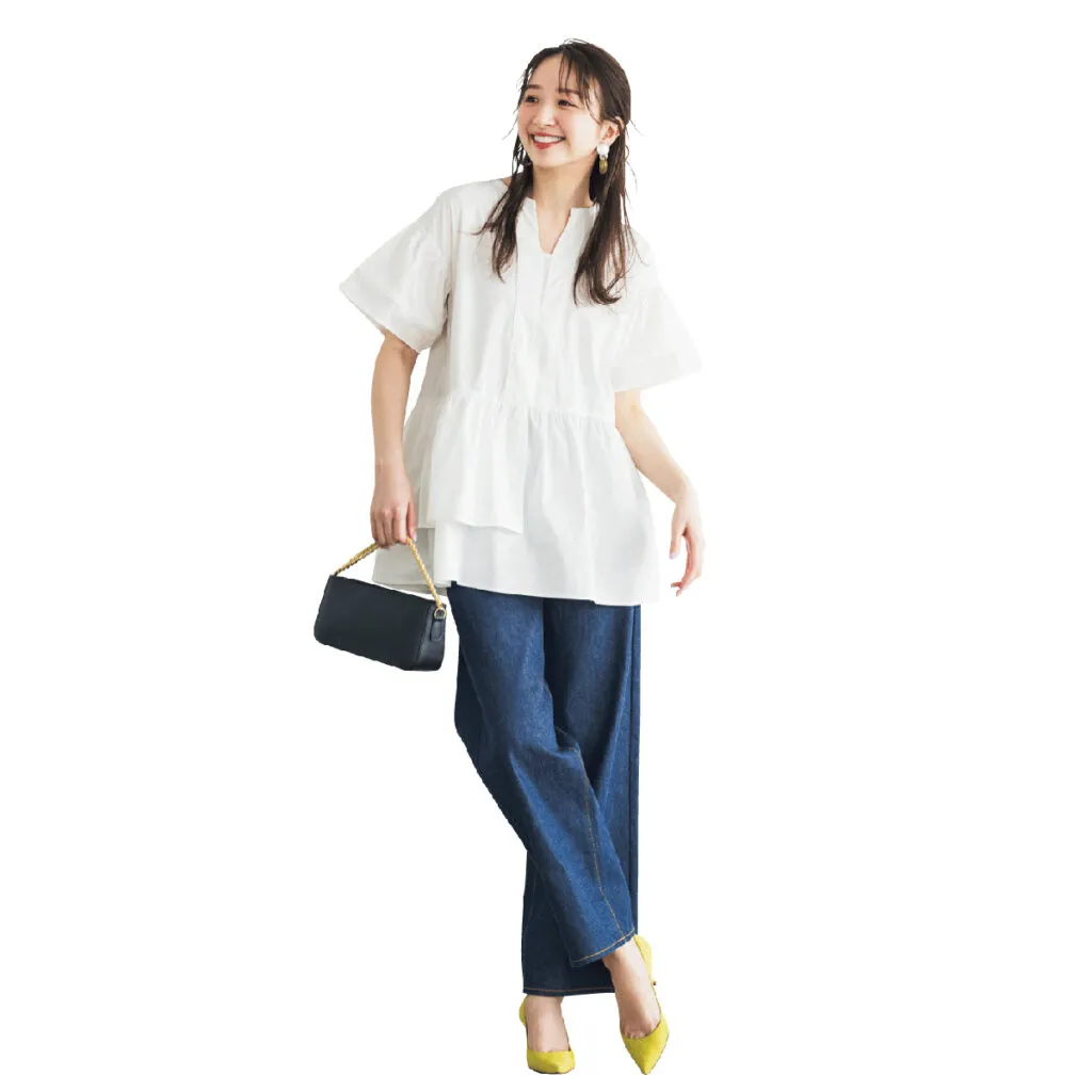 立体感のあるペプラムブラウスにビタミンカラーのパンプスを効かせたジーンズコーデ