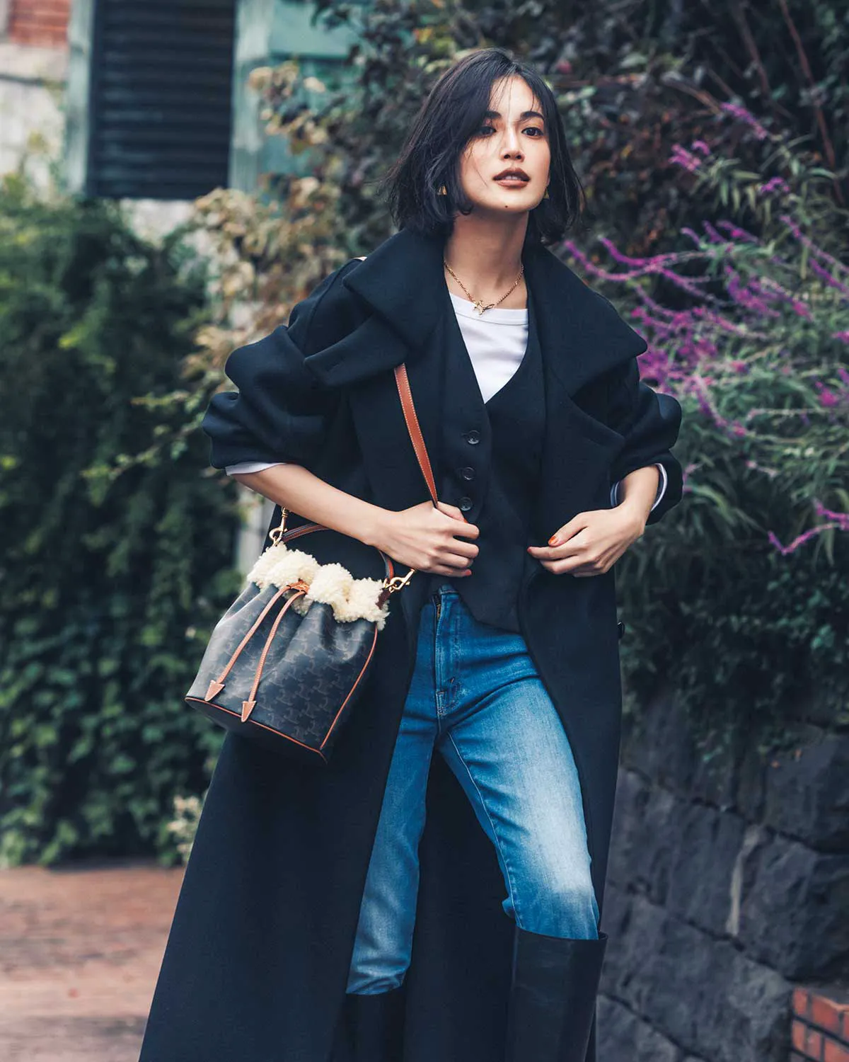 デニムパンツと白Tシャツの定番コンビに黒コートを合わせた大人コーデ