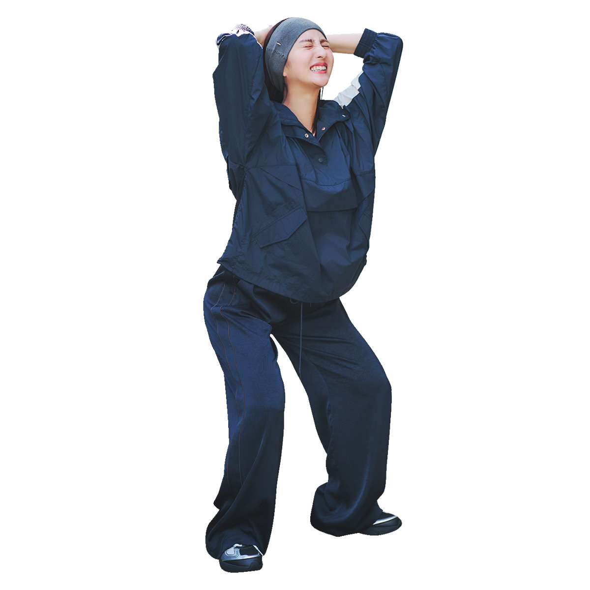 シャカ素材ブルゾンとラインパンツのスポーティコーデ