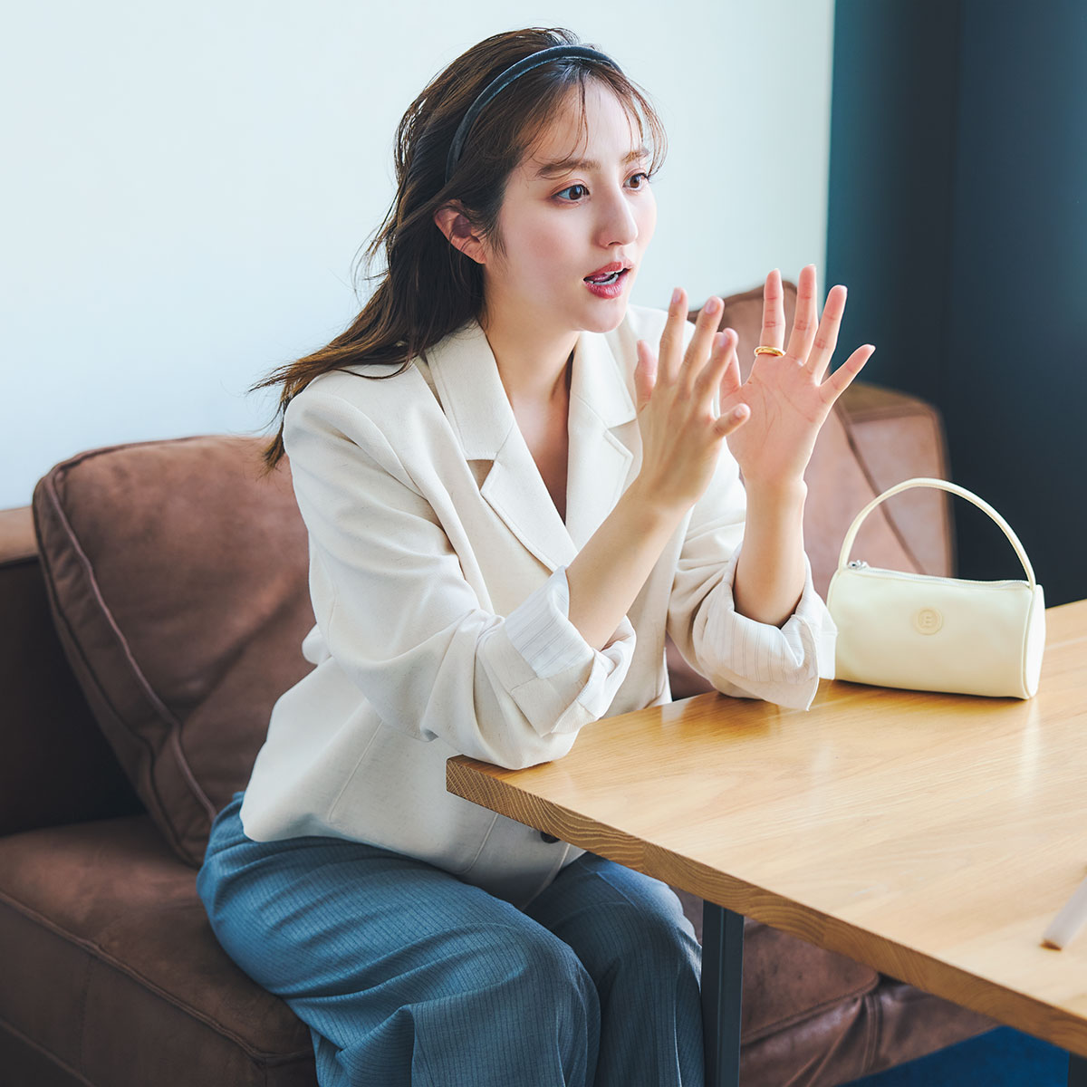 白ジャケットとグレーパンツのコーデ