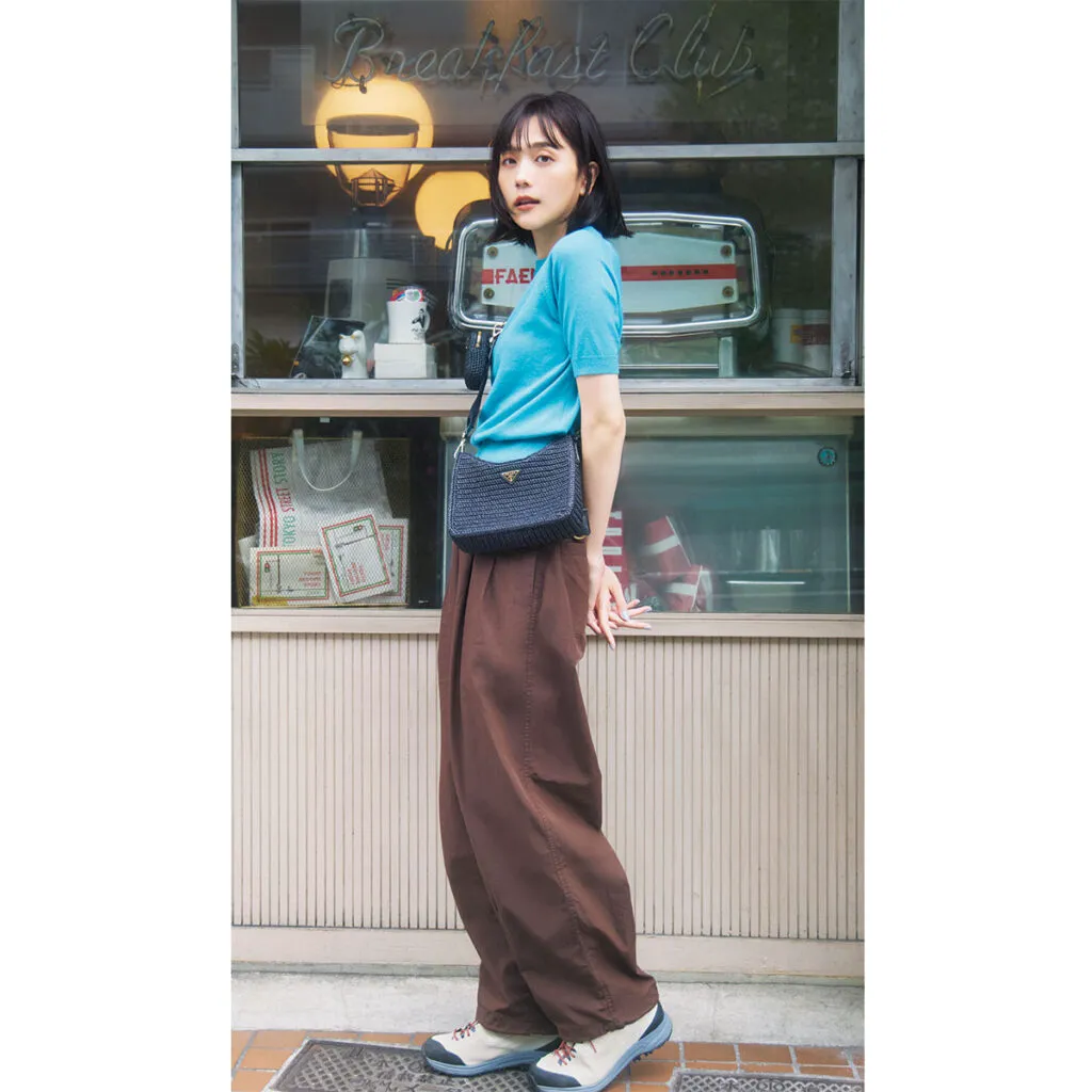 秋のワイドパンツコーデ。鮮やかな水色カーディガンに茶色のワイドパンツを穿く松井愛莉さん