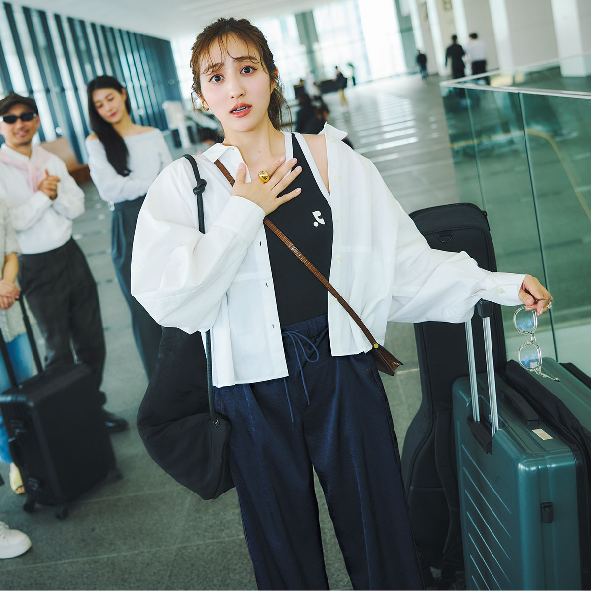 ラインパンツにロゴタンクと白シャツのコーデ