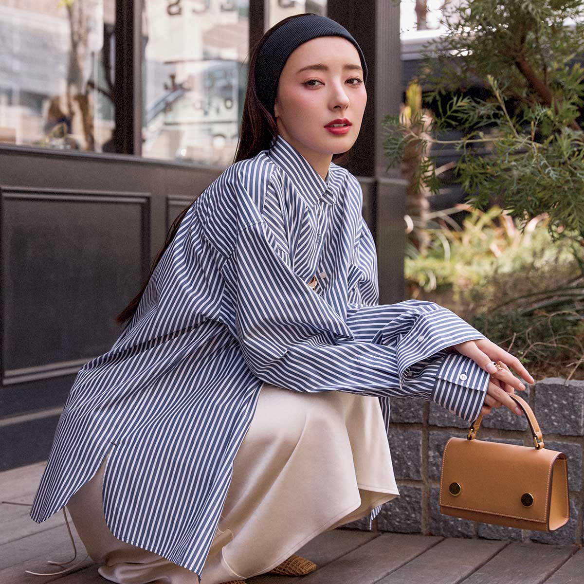 ストライプシャツとヘアバンドのコーデ