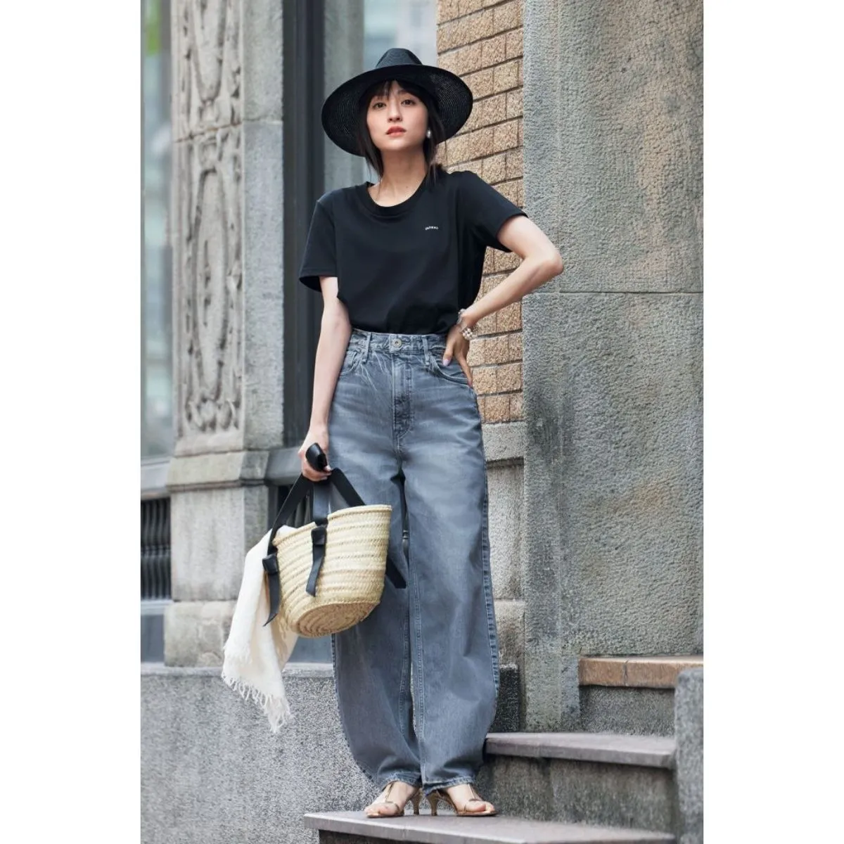 黒Tシャツ×デニム×ハットの堀田茜さん