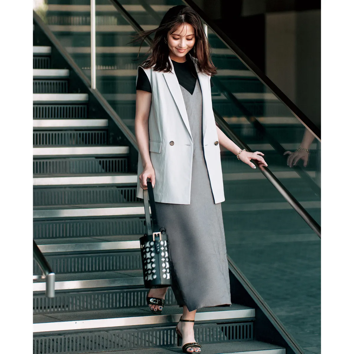 黒T×ワンピ×ジレの石川恋さん