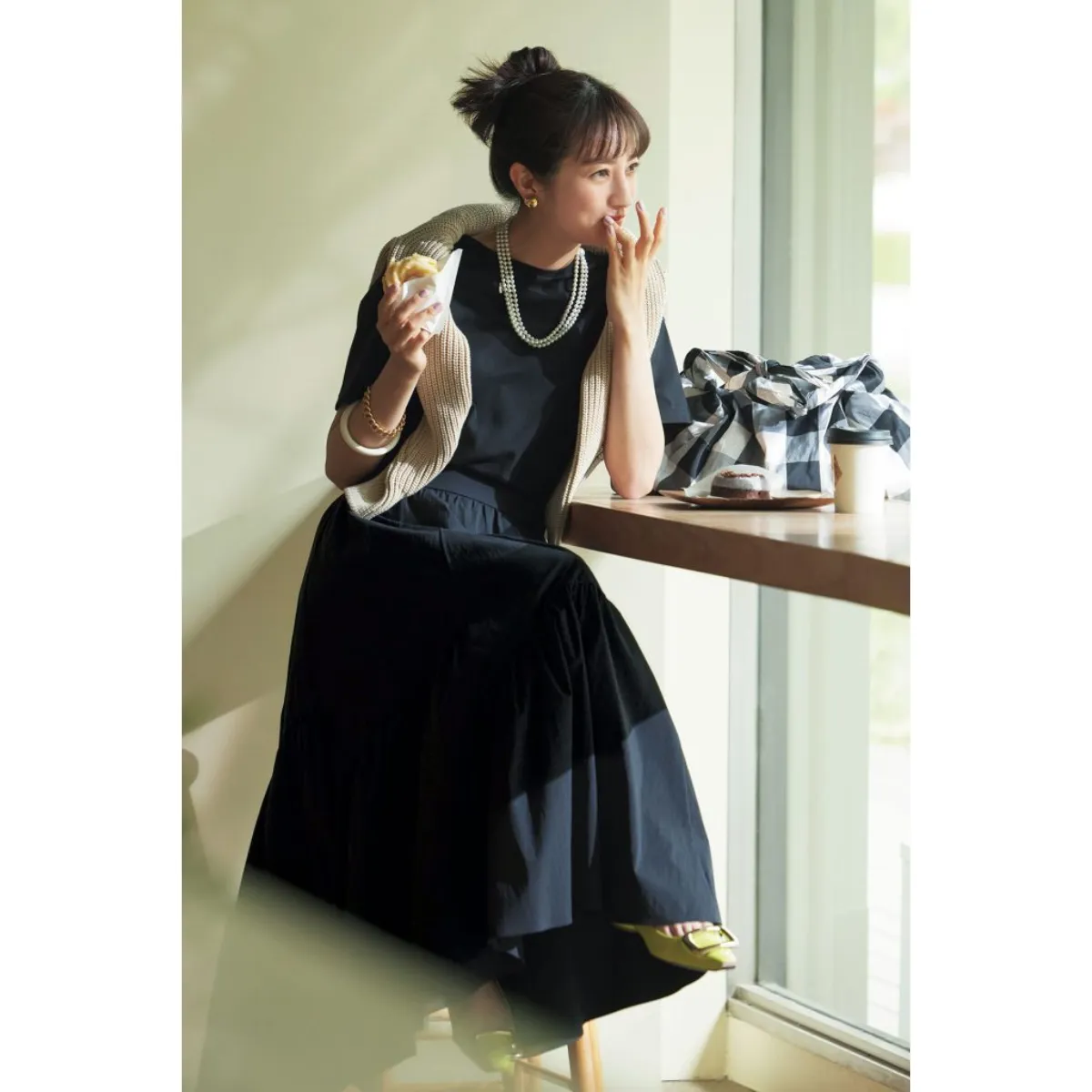 黒T×黒のティアードスカートにカーデを肩掛け、パルネックレスをした堀田茜さん