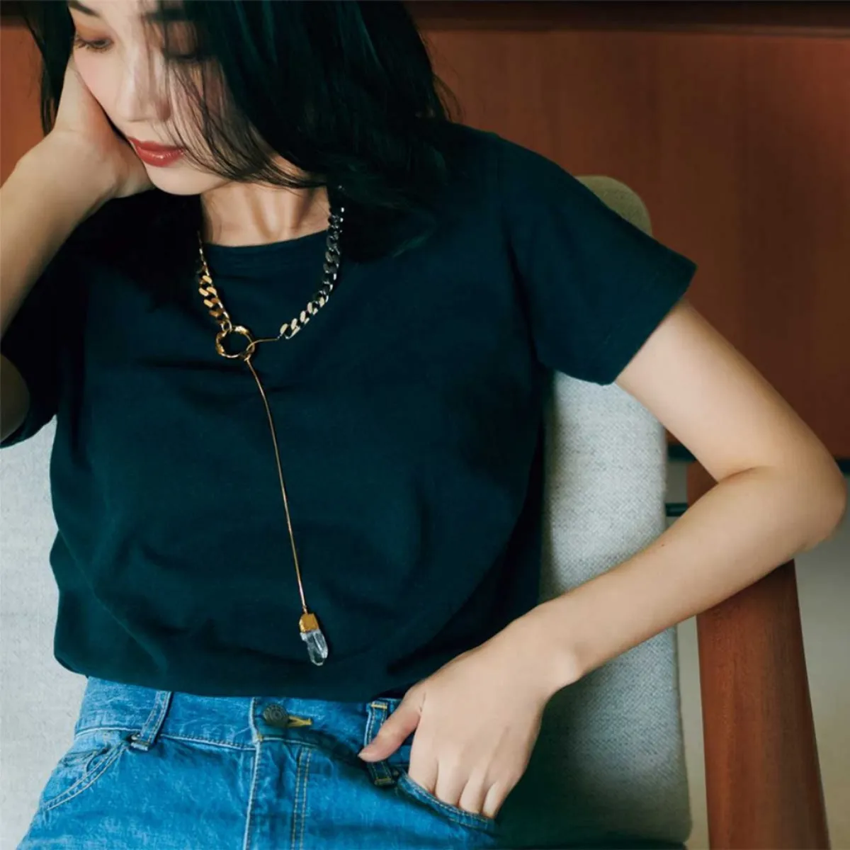 黒T×デニムにクリスタルチャームのチェーンネックレスをつけた林田岬優さん