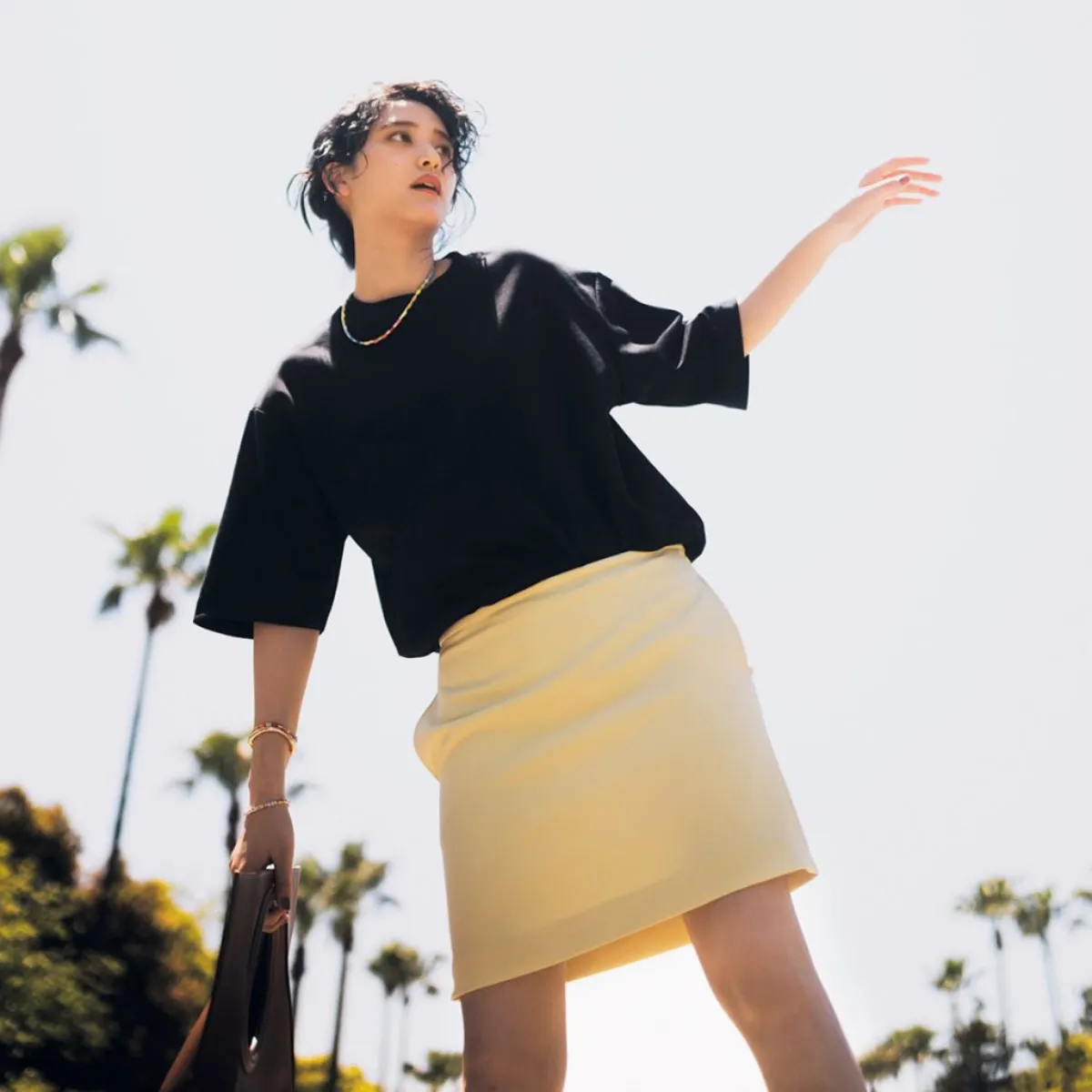 UNIQLOのメンズ黒T×ミニスカの山崎紘菜さん