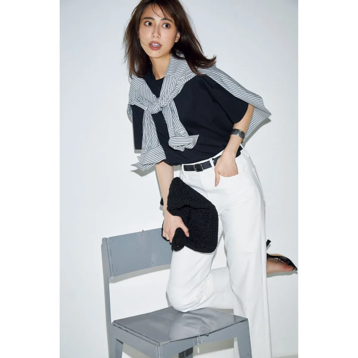 黒Tコーデでおすすめの黒T×白パンにストライプシャツを肩掛けした土屋巴瑞季さん