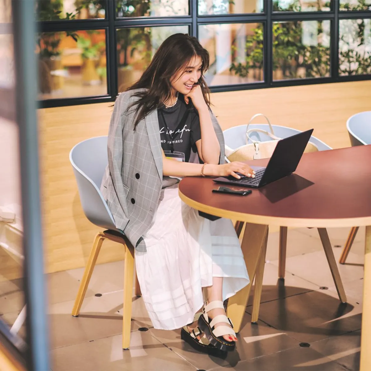 黒Tコーデでおすすめのロゴ入り黒T×白フレアスカート×ジャケットの有末麻祐子さん