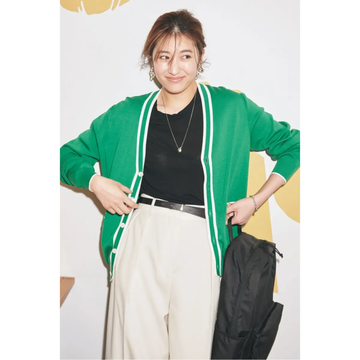 黒Tコーデでおすすめの黒T×白パン×緑カーデの有末麻祐子さん