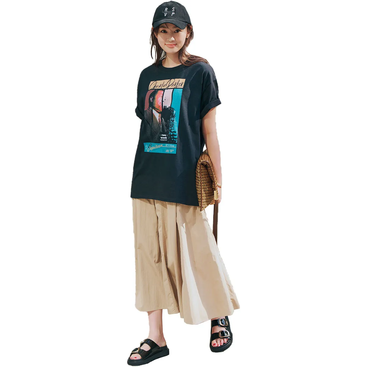 黒Tコーデでおすすめの黒のロックT×ベージュスカートの松山莉奈さん