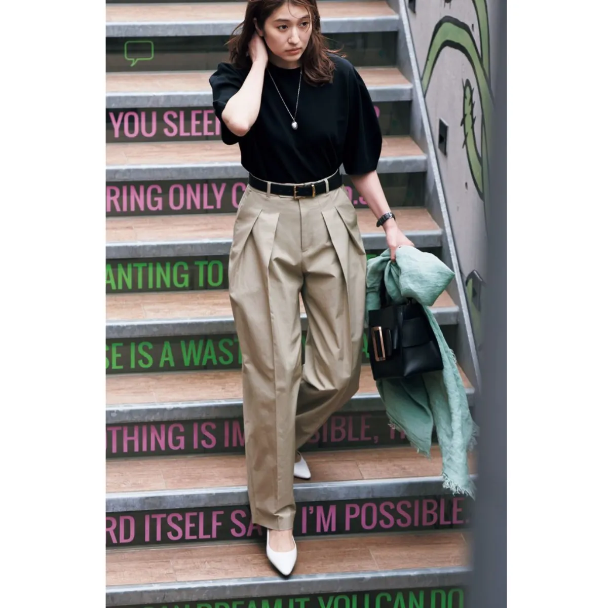 黒Tコーデでおすすめのバルーンスリーブ黒T×バレルレッグパンツの有末麻祐子さん