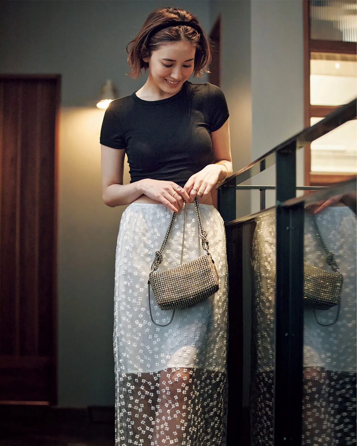 黒TコーデでおすすめのクロップトT×シアースカートの藤井夏恋さん