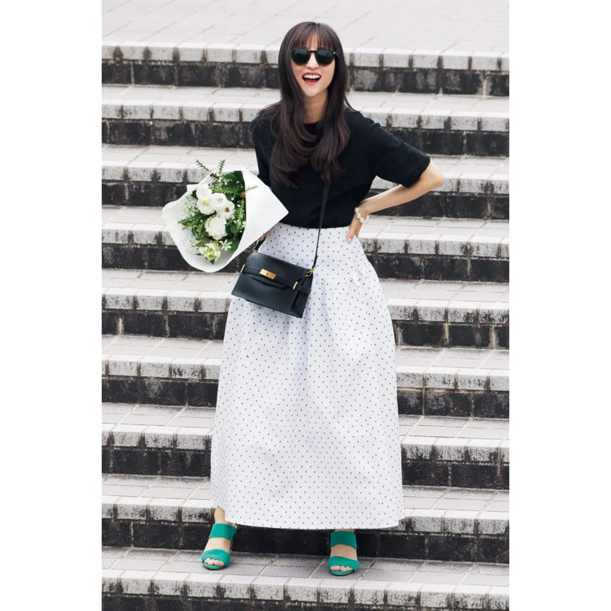 黒Tコーデでおすすめの黒T×ドットフレアスカートの堀田茜さん