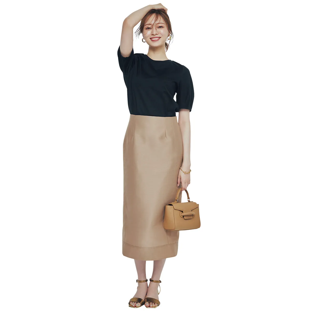 黒Tコーデでおすすめのボリューム袖T×ベージュスカートの梅澤美波さん