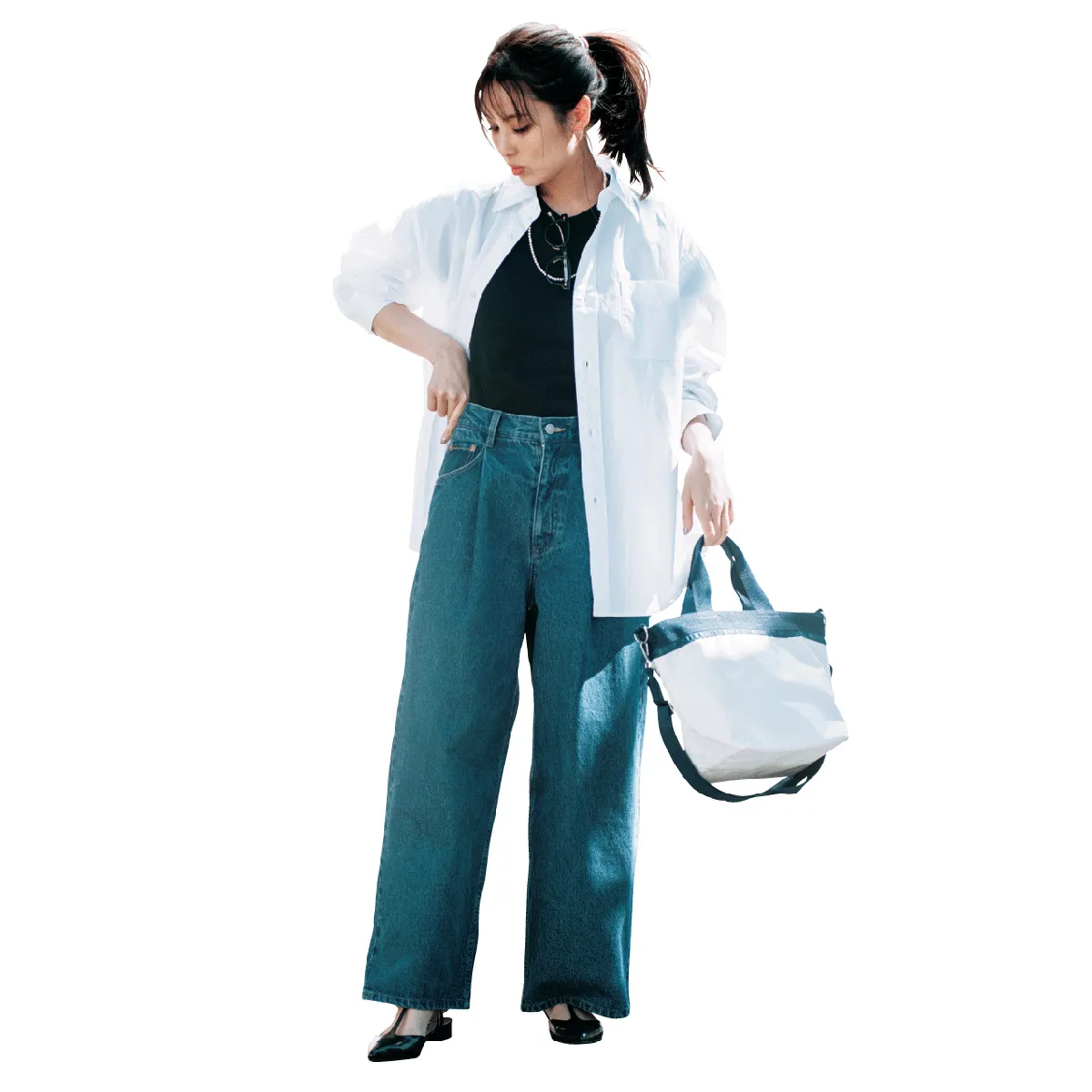 黒Tコーデでおすすめの黒T×デニム×白シャツをはおった石川恋さん