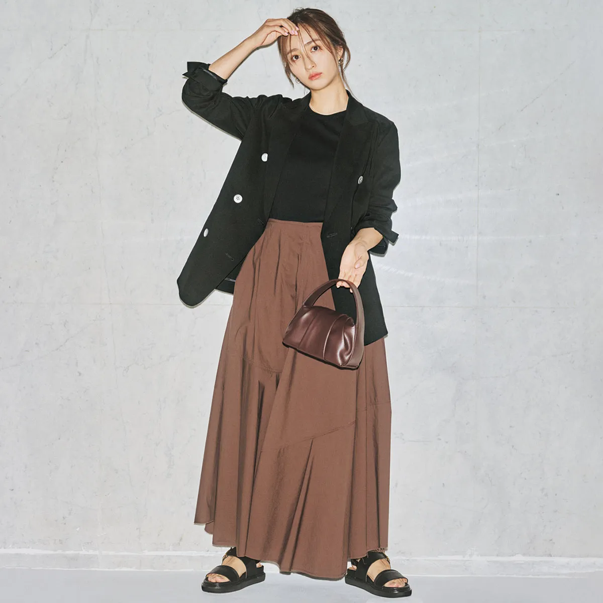 黒Tコーデでおすすめの黒T×ブラウンスカート×ジャケットを羽織った堀田茜さん