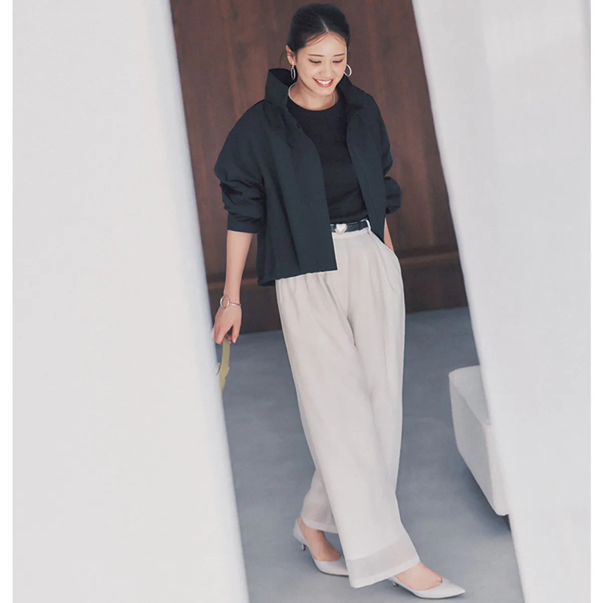 黒Tコーデでおすすめの黒T×シアーパンツ×シャカブルゾンの山崎紘菜さん