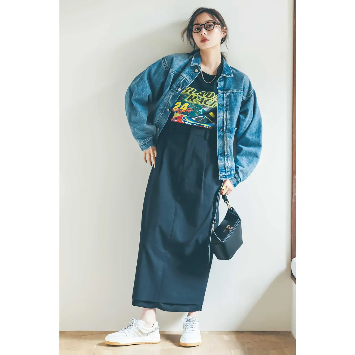 黒Tコーデでおすすめのプリンt×Iラインスカートの梅澤美波さん