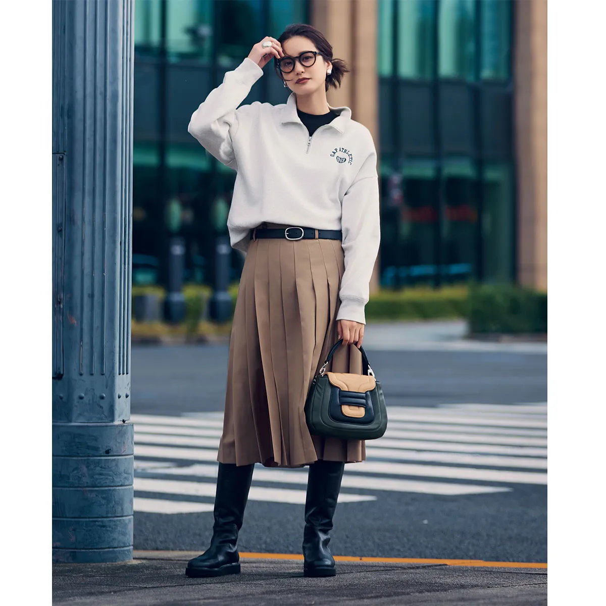 黒Tコーデでおすすめの黒T×ハーフジップスウェット×プリーツスカートの山崎紘菜さん