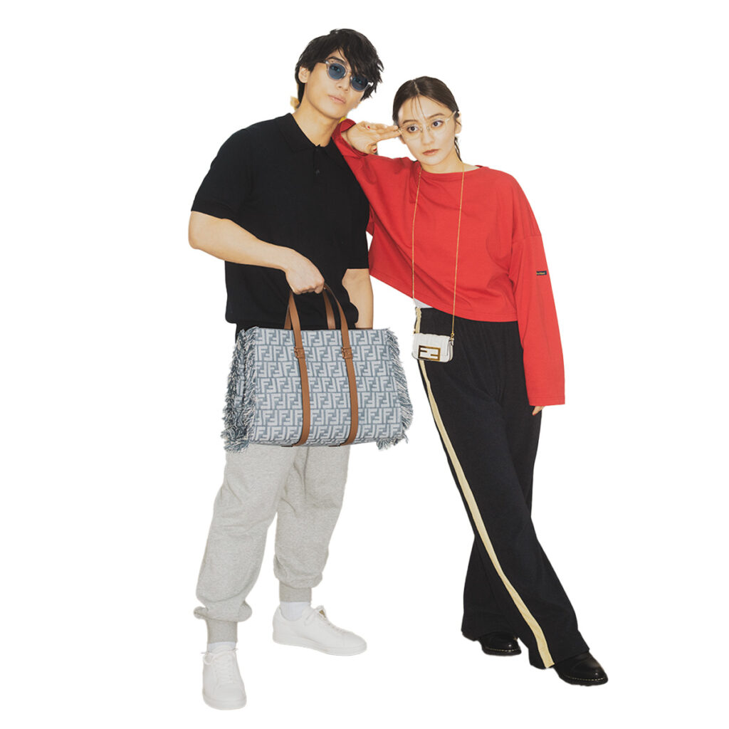 赤ロンTとラインパンツのコーデ,黒Tと白パンツのコーデ,FENDIのサマートート