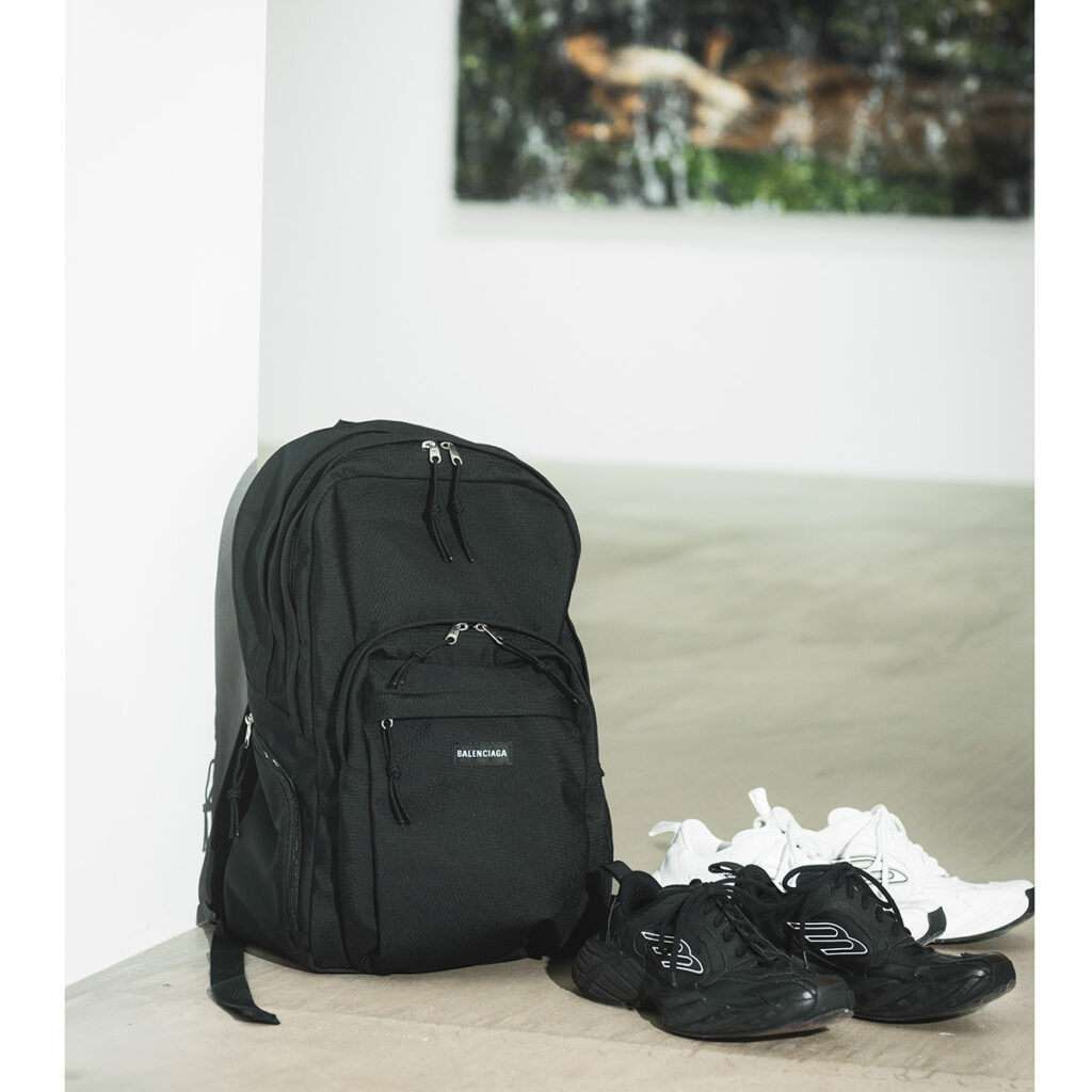 バレンシアガのエクスプローラー マルチポケットバックパックとスニーカー