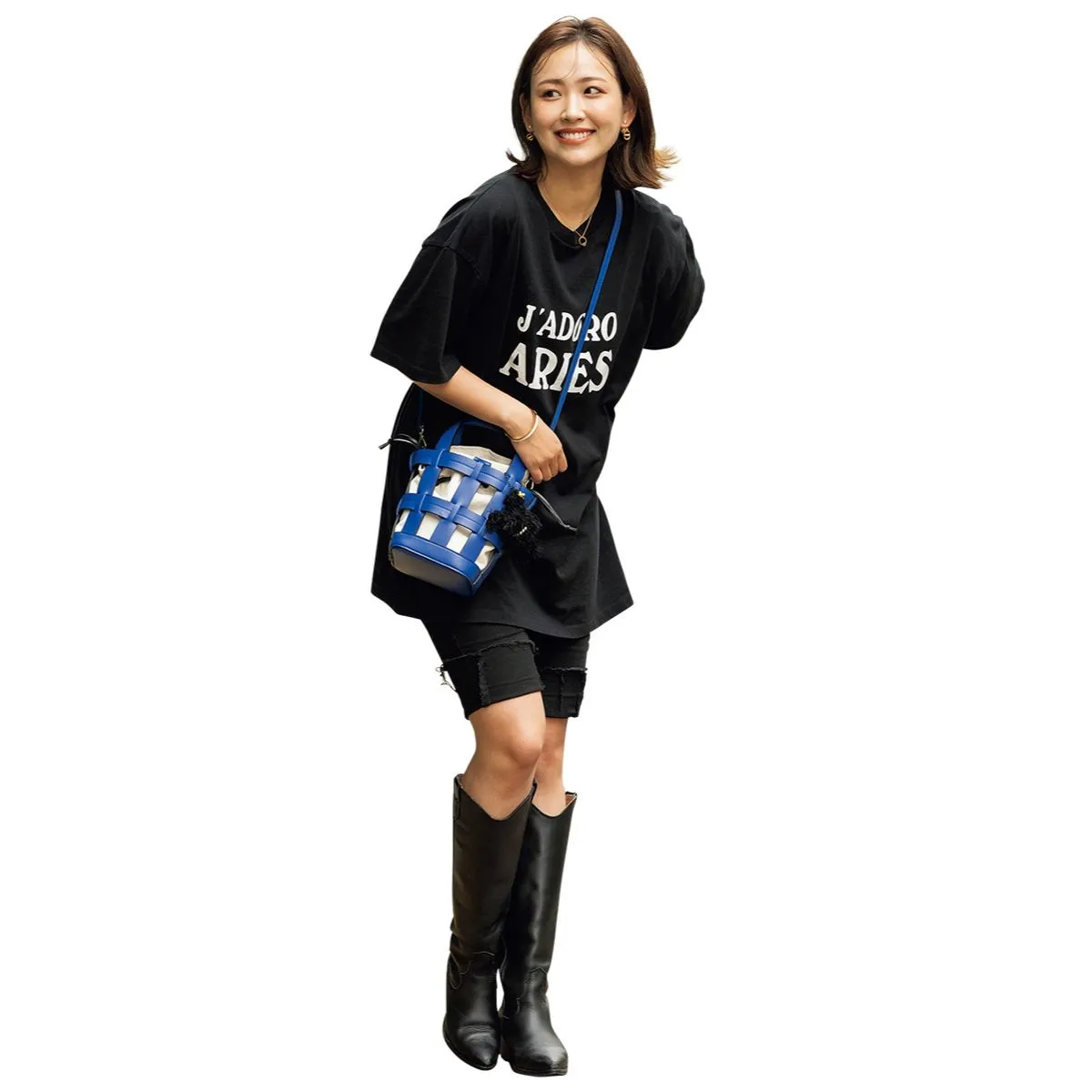 ロゴ入り黒Tっ帰るショートパン×ブーツの湯本雛子さん