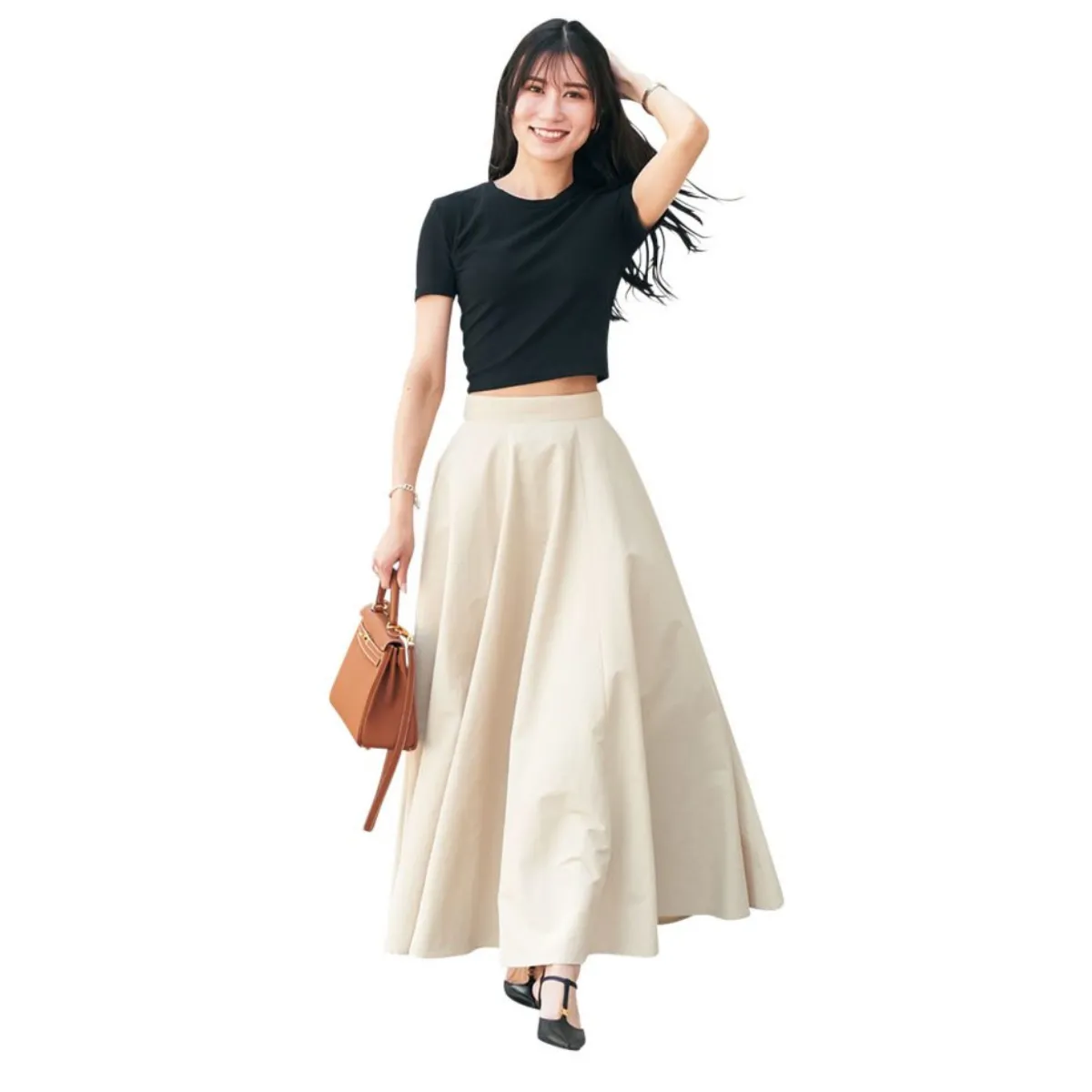 黒T×フレアスカートの岡本葉月さん