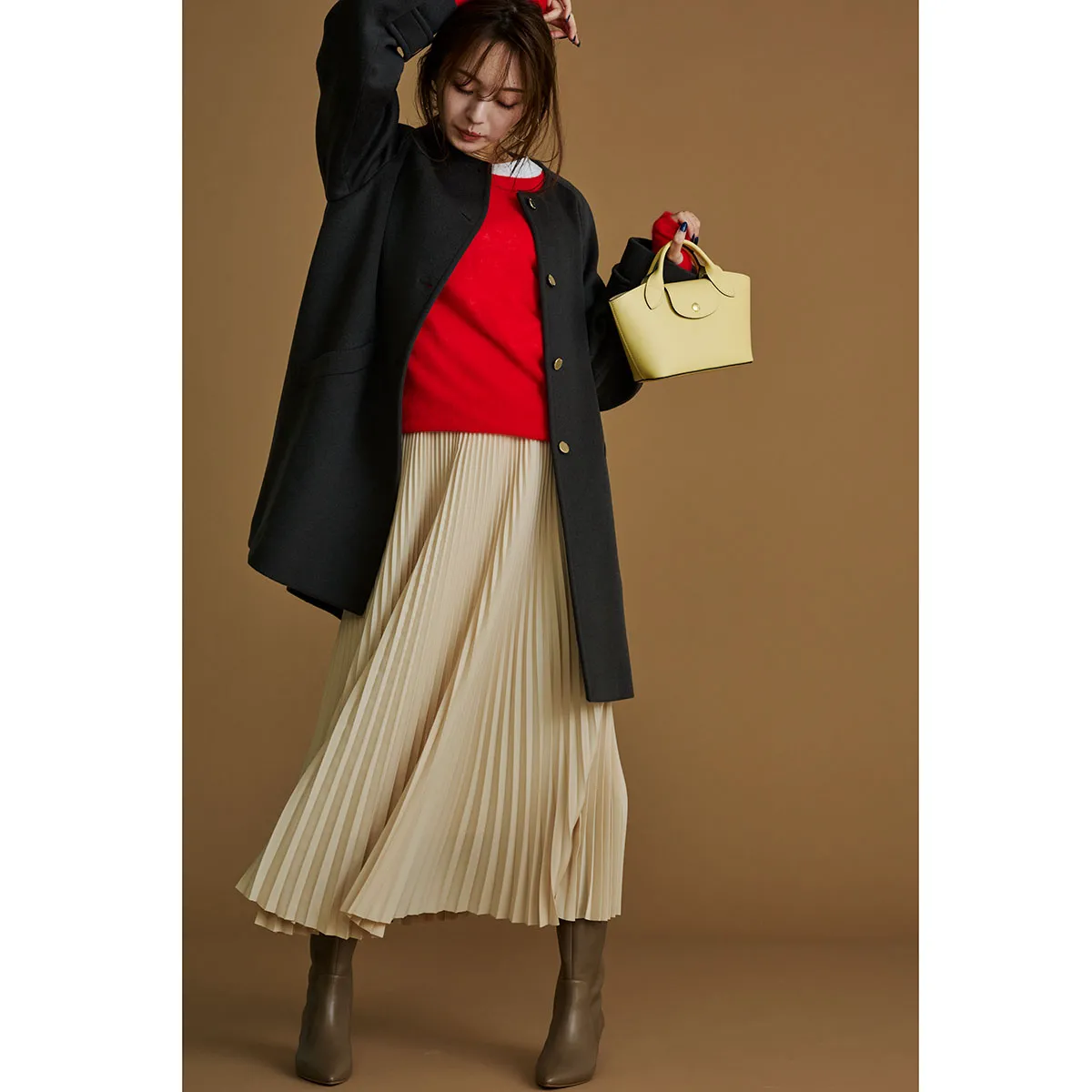 コート×赤ニット×プリーツスカートのおすすめコーデ