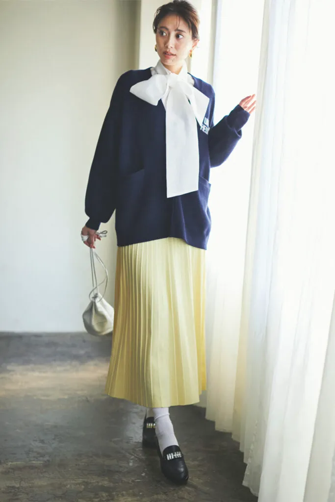 ネイビーのカーディガン×白のボウタイブラウス×イエローのプリーツスカートのおすすめコーデ