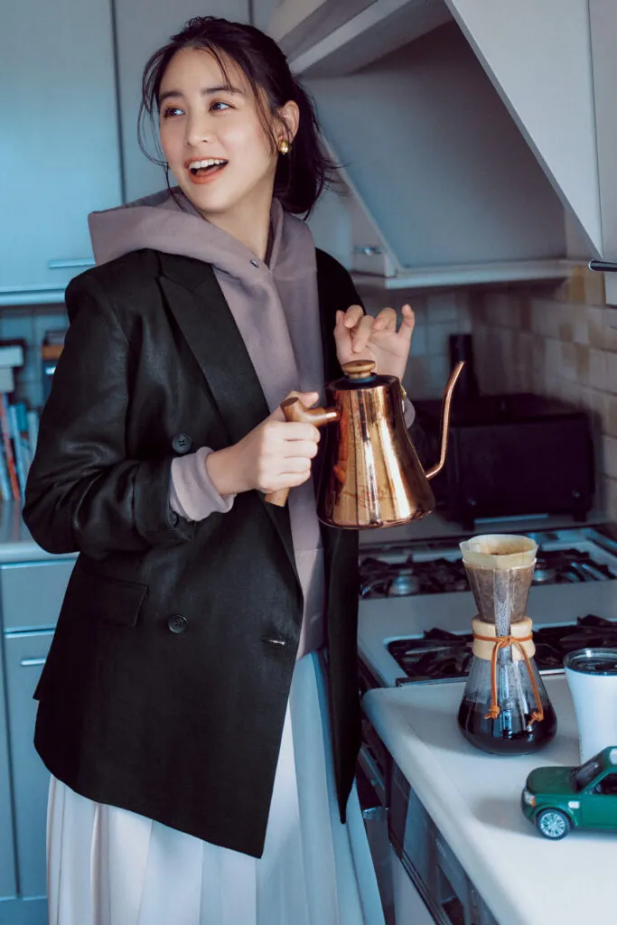 プリーツスカート コーデ・白プリーツスカート×フーディ×ジャケットコーデ