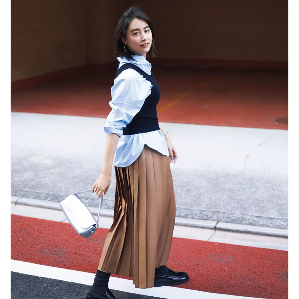 シャツ×ニットのタンクトップ×ベージュのプリーツスカートのおすすめコーデ