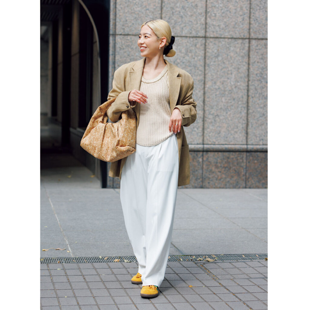 ベージュジャケットと白パンツのコーデ