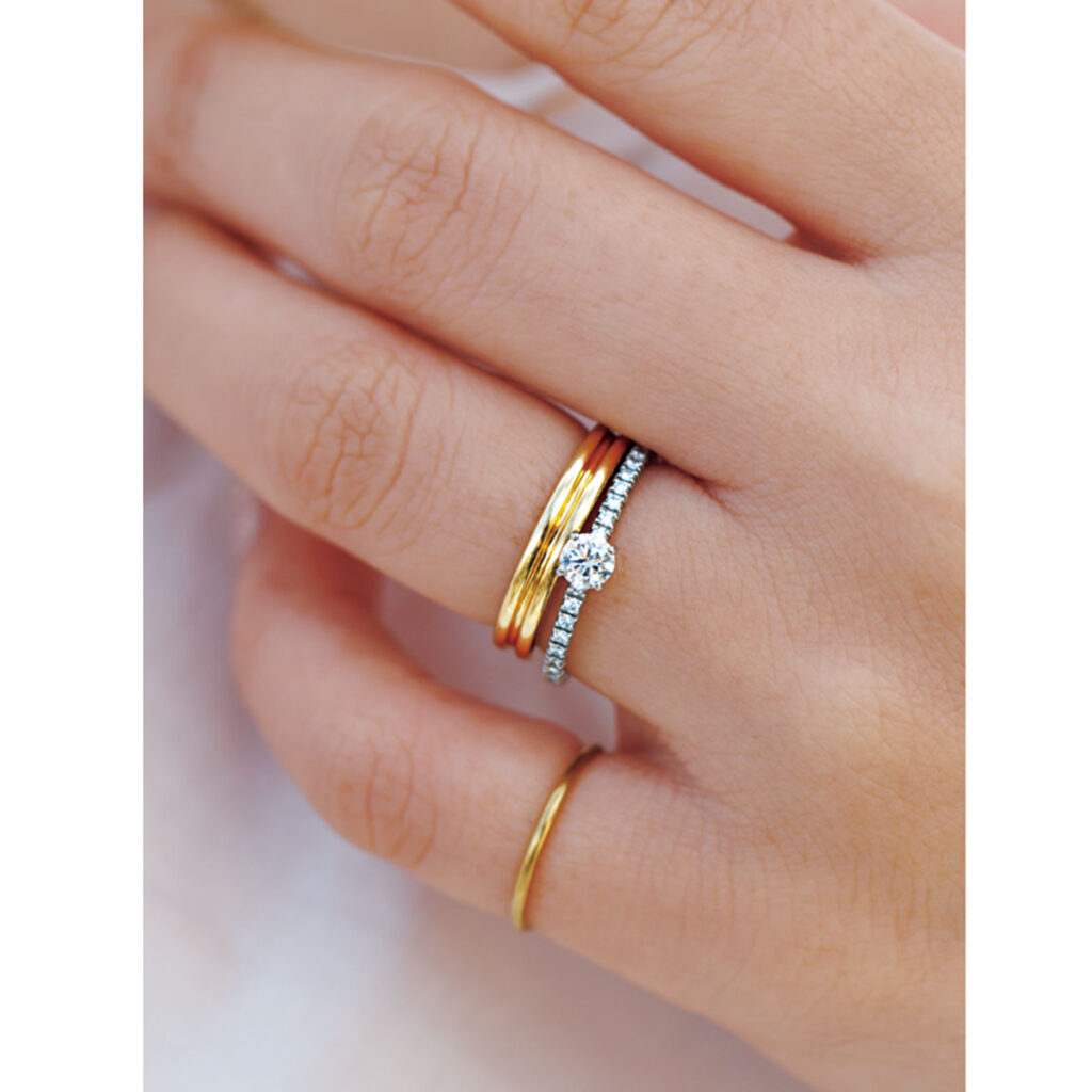 ブシュロン ゴドロン リングとミニ ビーラブド ソリテール リング パヴェの重ね付け