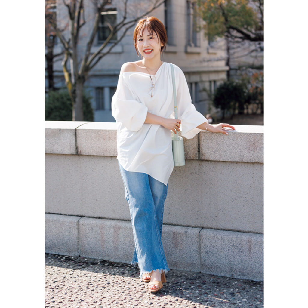 ワンショルトップスとデニムのコーデ