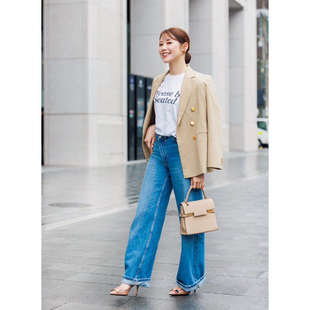 ベージュジャケットとロゴTとデニムのコーデ
